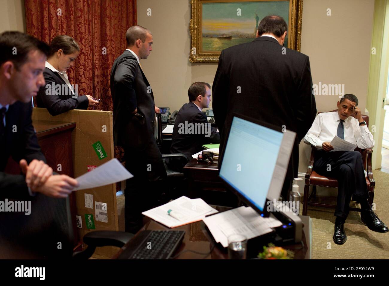 Präsident Barack Obama liest über seine Ausführungen zum Friedensnobelpreis 2009 mit dem Senior Advisor David Axelrod und Mitarbeitern im Outer Oval Office, 9. Oktober 2009 Stockfoto