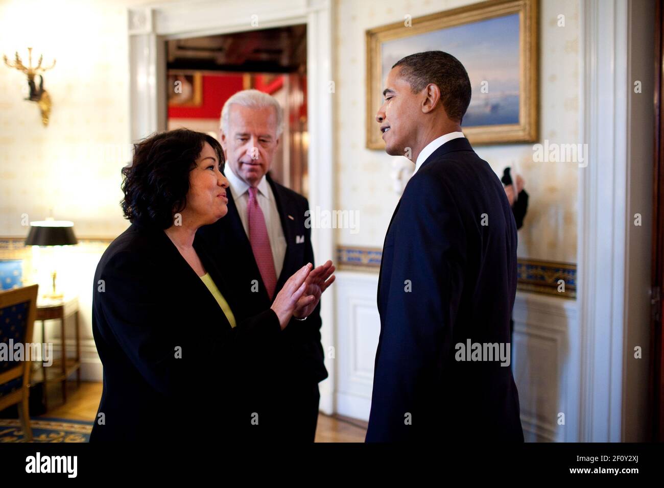 Präsident Barack Obama trifft sich vor einer Ankündigung im Ostsaal am 26. Mai 2009 mit der Berufungsrichterin Sonia Sotomayor und Vizepräsident Joseph Biden Stockfoto