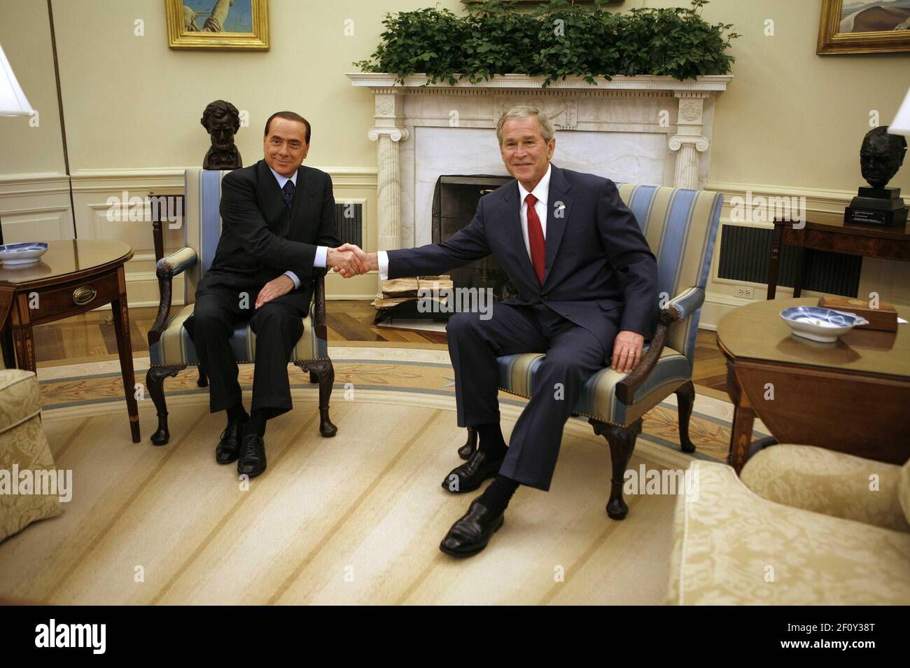 13. Oktober 2008 - Washington, DC - der italienische Ministerpräsident Silvio Berlusconi besuchte offiziell das Weiße Haus. Herr Berlusconi wurde von US-Präsident George W. Bush auf dem South Lawn des Weißen Hauses begrüßt, wo zu seinen Ehren eine Zeremonie stattfand. Die beiden Männer gingen dann entlang der Kolonnade zum Oval Office für ein Treffen und dann weiter zum Rosengarten, wo die Männer der Presse Erklärungen vorlasen. Foto: Gary Fabiano/Sipa Press/0810140427 Stockfoto