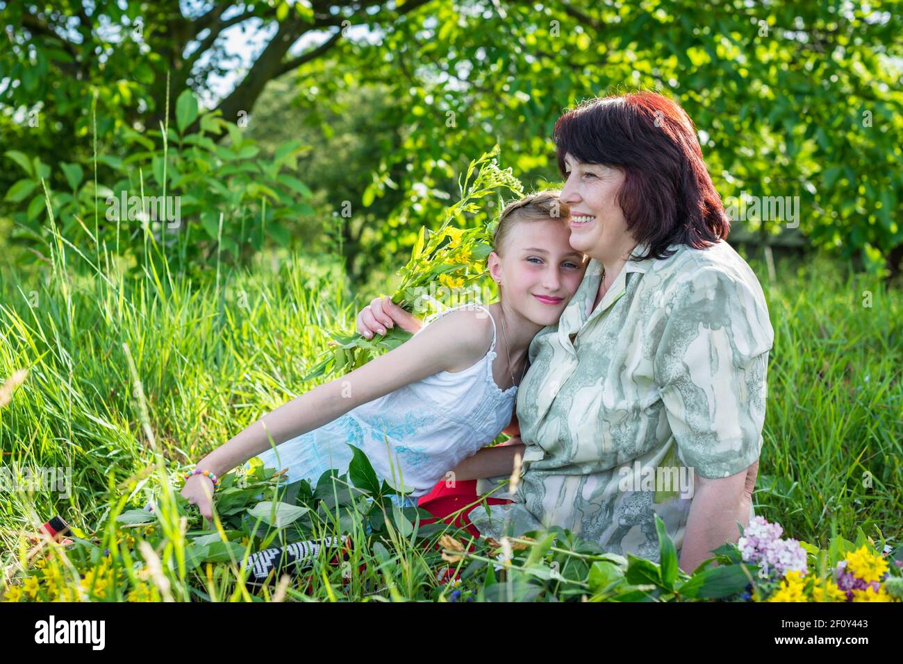 Oma mit ihrer Enkelin Stockfoto