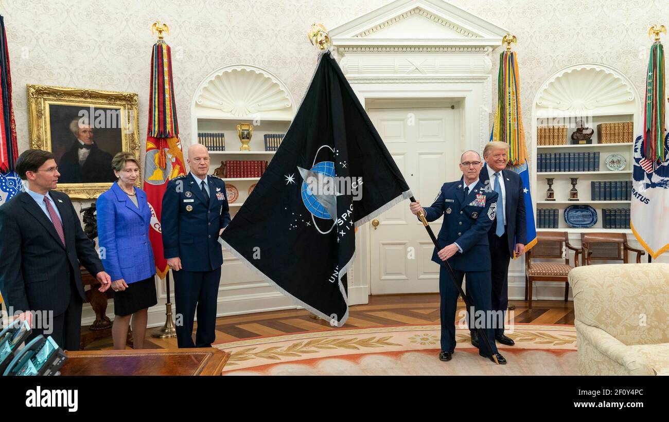 US Space Force CSO GEN Jay Raymond und US Space Force Senior-Berater CMSgt Roger Towberman präsentieren Präsident Donald Trump mit der US Space Force Flagge Donnerstag, den 15 2020. Mai im Oval Office des Weißen Hauses. Stockfoto