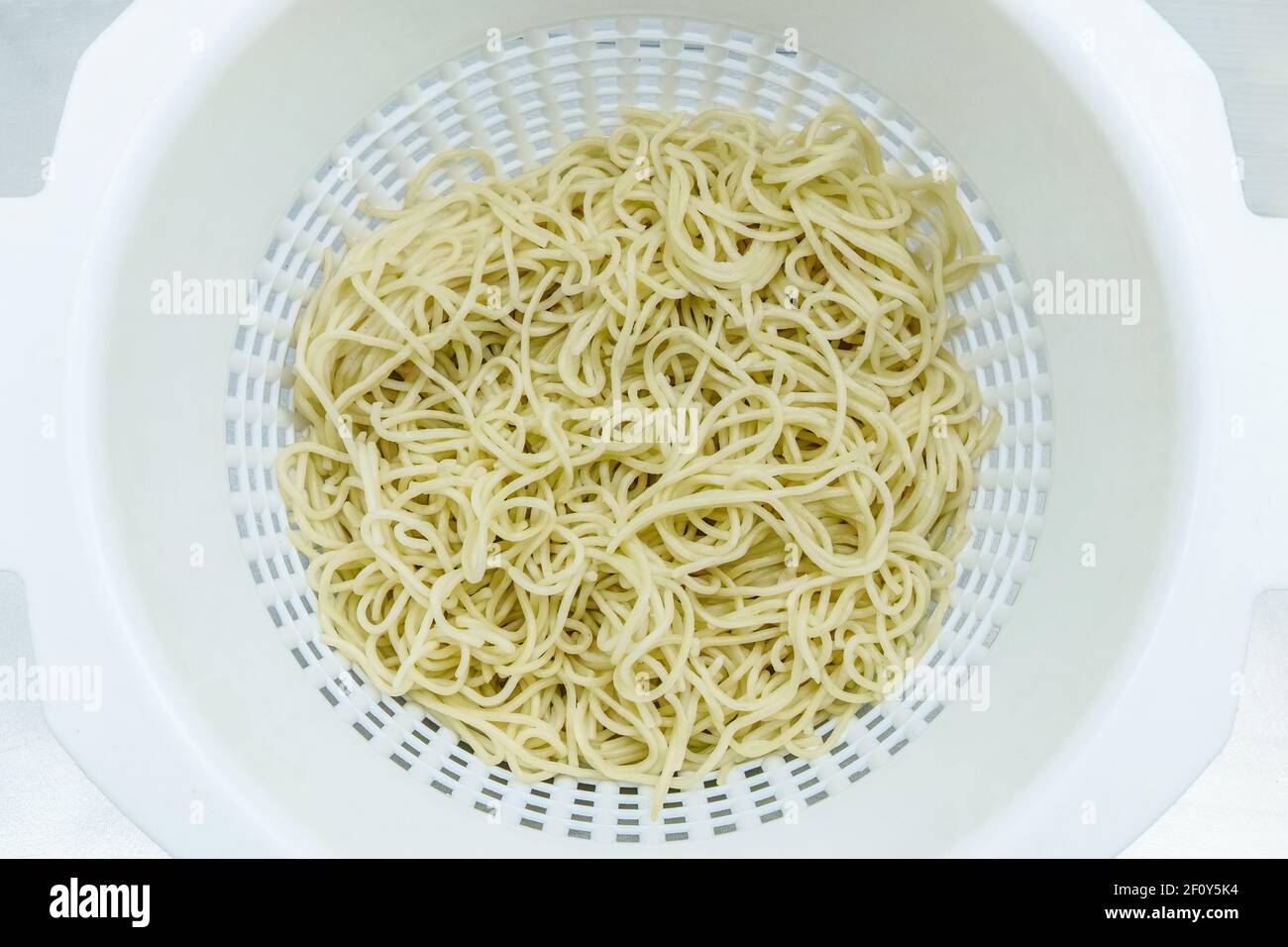 Am unteren Rand des Skimmer, die Spaghettis sind bereit, serviert werden oder für die endgültige Vorbereitung.. Stockfoto