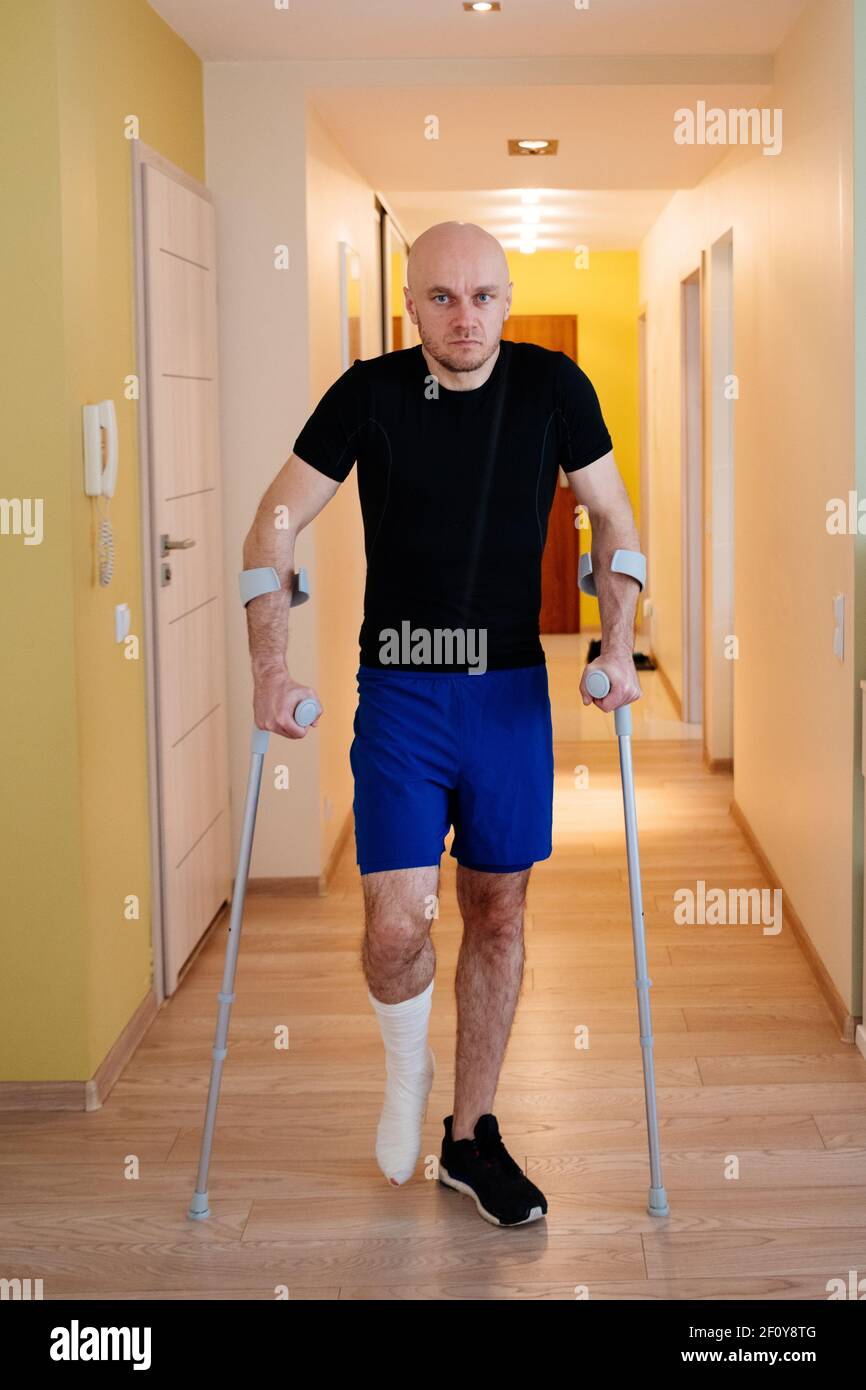 Verletzte Fußballspieler auf Krücken in seinem Haus Stockfotografie - Alamy