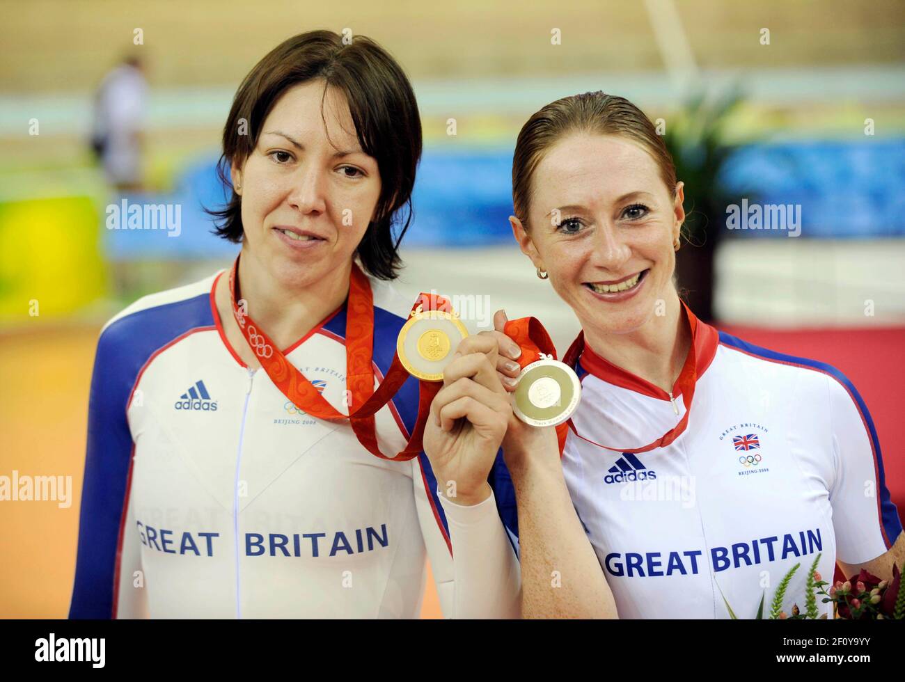 OLYMPISCHE SPIELE PEKING 2008. 9th TAG 17/8/08. WOMANS IND. VERFOLGUNG ENDGÜLTIG. REBECCA ROMERO NACH DEM GEWINN VON GOLD und wendy houvenaghel Silber. BILD DAVID ASHDOWN Stockfoto