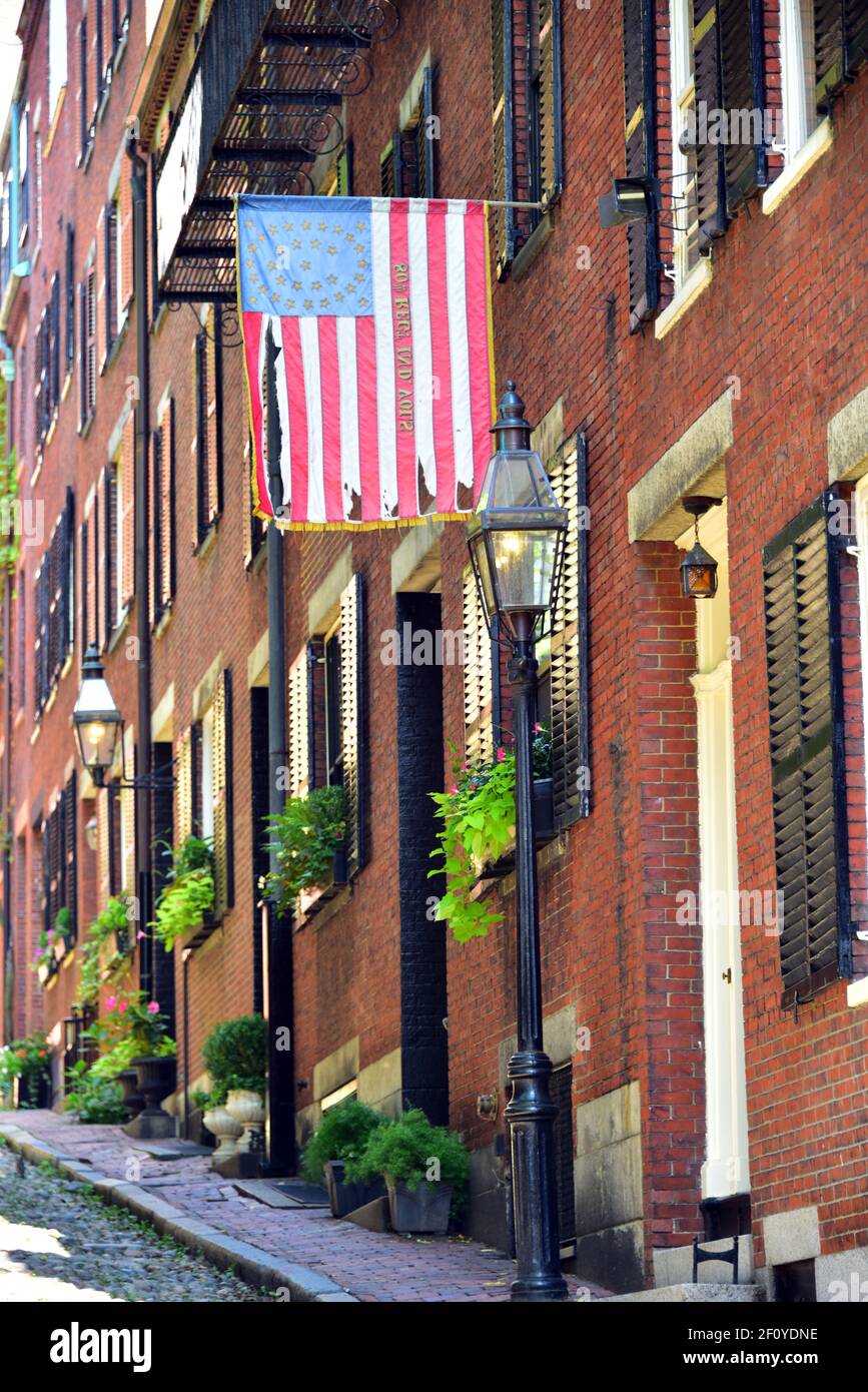 Betsy Ross Flagge hängt über den kolonialen Hausfronten entlang Acorn St. in Boston mit Backstein und Straßenlaterne Features. Stockfoto