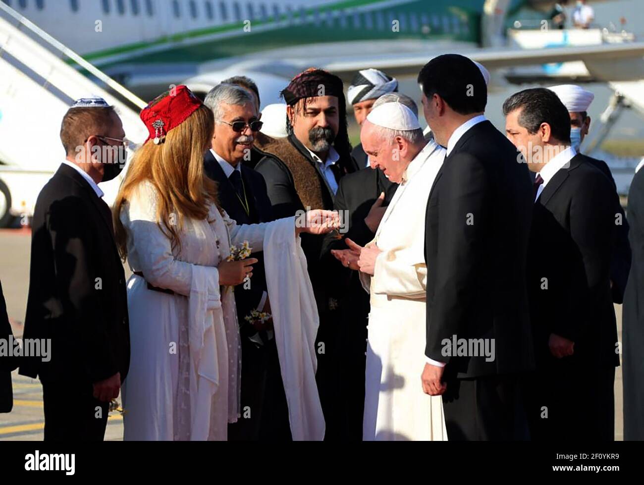 Arbil, Irak. März 2021, 07th. Papst Franziskus wird am Sonntag, den 7. März 2021, vom Präsidenten der autonomen Region Kurdistan, Nechirvan Barzani (R), bei seiner Ankunft am irakischen Flughafen Arbil begrüßt. Der Papst besuchte Gebiete, die vom IS schwer getroffen wurden. Foto vom Büro des Präsidenten von Kurdistan/UPI Quelle: UPI/Alamy Live News Stockfoto
