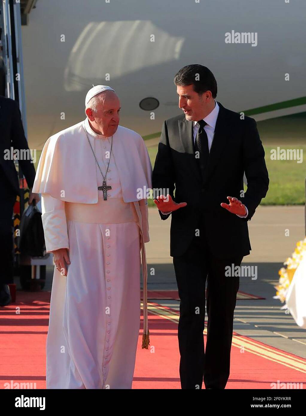 Arbil, Irak. März 2021, 07th. Papst Franziskus wird am Sonntag, den 7. März 2021, vom Präsidenten der autonomen Region Kurdistan, Nechirvan Barzani (R), bei seiner Ankunft am irakischen Flughafen Arbil begrüßt. Der Papst besuchte Gebiete, die vom IS schwer getroffen wurden. Foto vom Büro des Präsidenten von Kurdistan/UPI Quelle: UPI/Alamy Live News Stockfoto