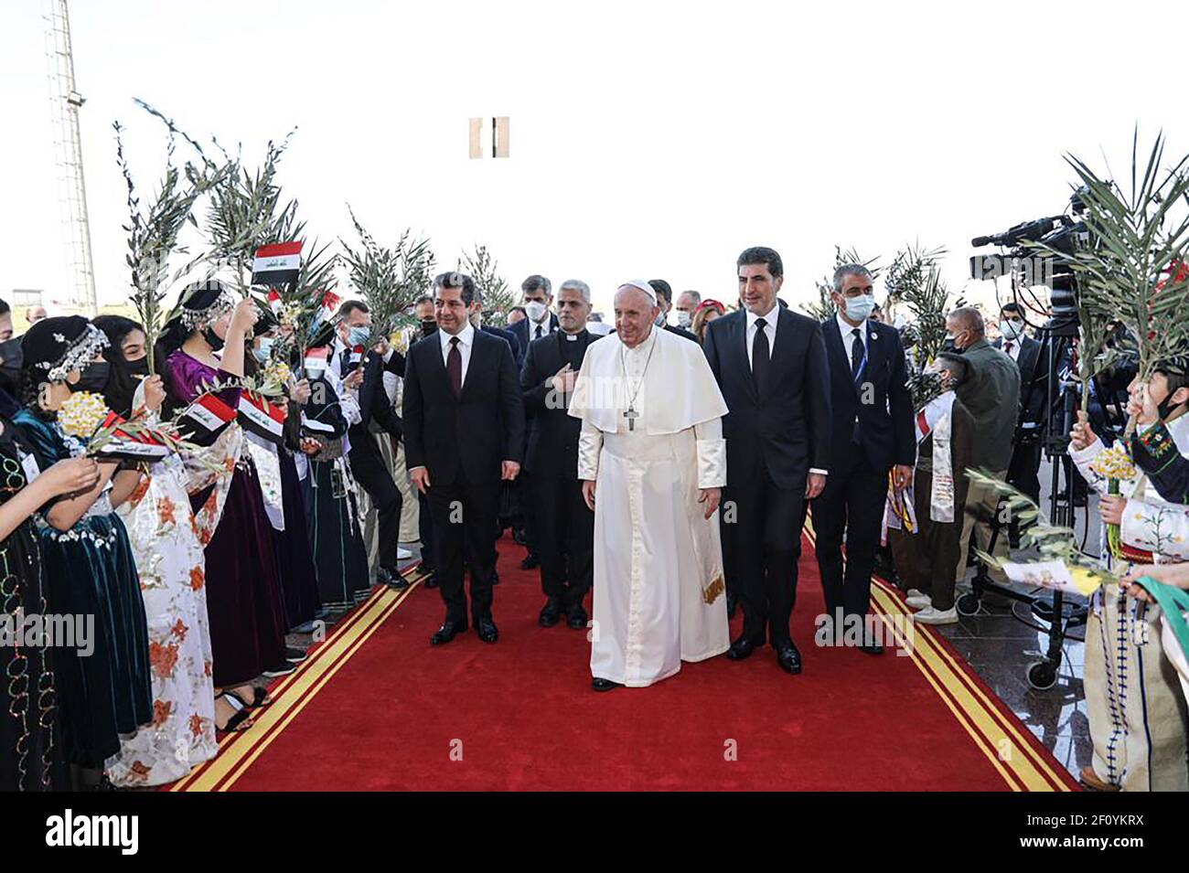 Arbil, Irak. März 2021, 07th. Papst Franziskus wird am Sonntag, den 7. März 2021, vom Präsidenten der autonomen Region Kurdistan, Nechirvan Barzani (R), bei seiner Ankunft am irakischen Flughafen Arbil begrüßt. Der Papst besuchte Gebiete, die vom IS schwer getroffen wurden. Foto vom Büro des Präsidenten von Kurdistan/UPI Quelle: UPI/Alamy Live News Stockfoto