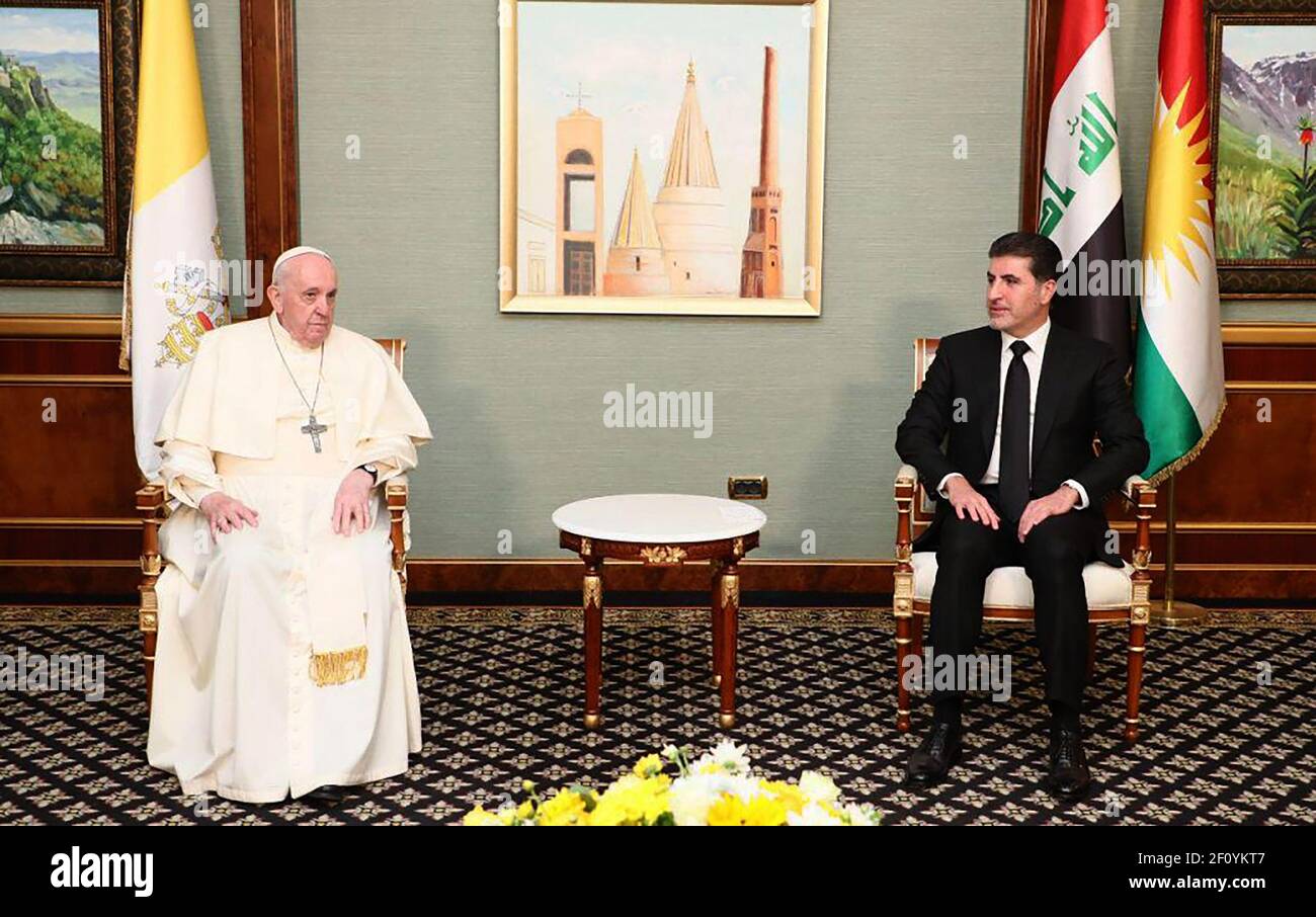 Arbil, Irak. März 2021, 07th. Papst Franziskus wird am Sonntag, den 7. März 2021, vom Präsidenten der autonomen Region Kurdistan, Nechirvan Barzani (R), bei seiner Ankunft am irakischen Flughafen Arbil begrüßt. Der Papst besuchte Gebiete, die vom IS schwer getroffen wurden. Foto vom Büro des Präsidenten von Kurdistan/UPI Quelle: UPI/Alamy Live News Stockfoto