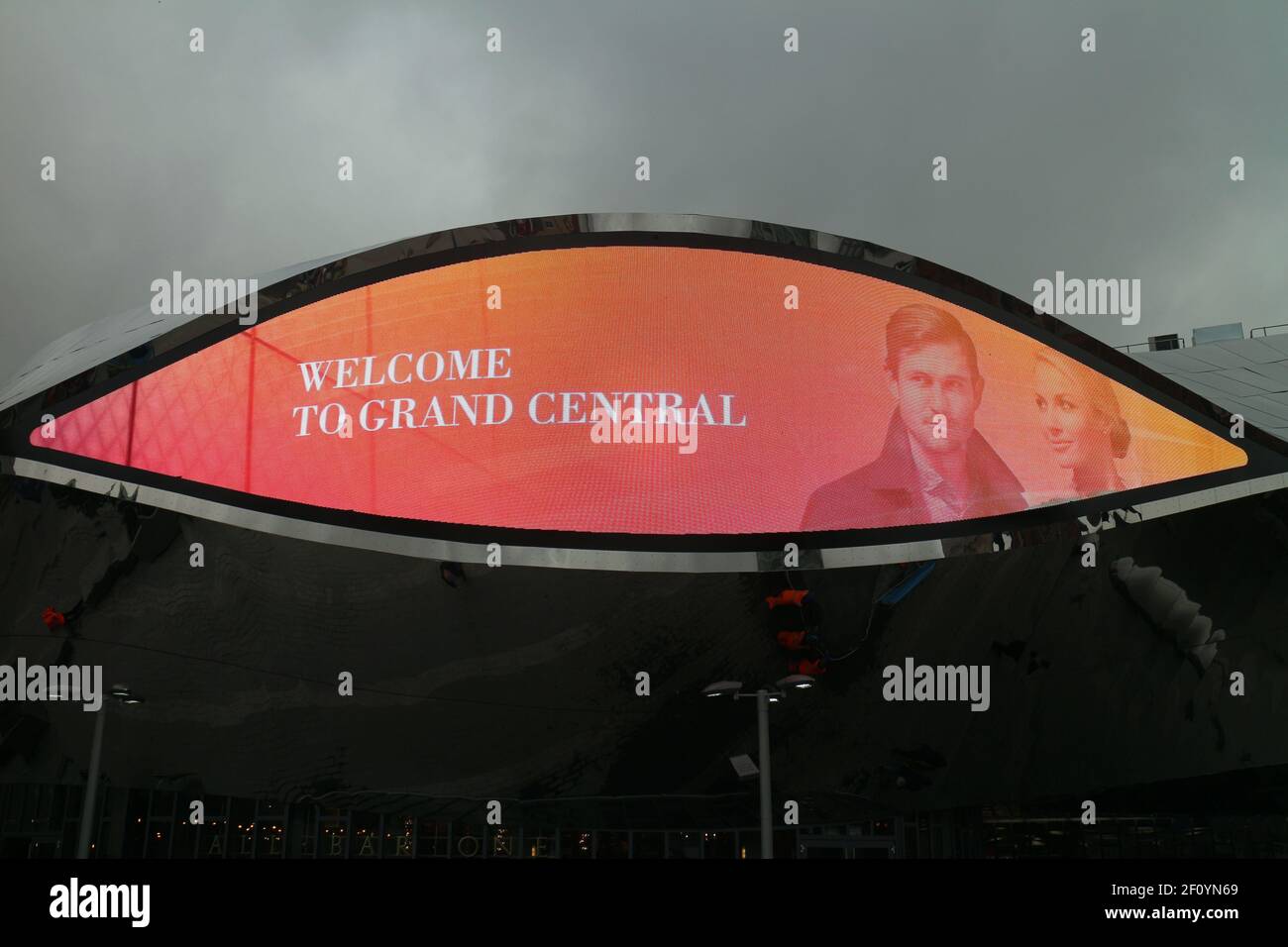 Video-Display außerhalb Birmingham New Station, Birmingham, Großbritannien Stockfoto