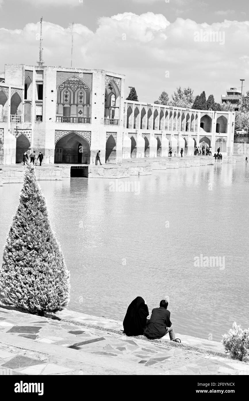 Im iran die alte Brücke und der Fluss Stockfoto