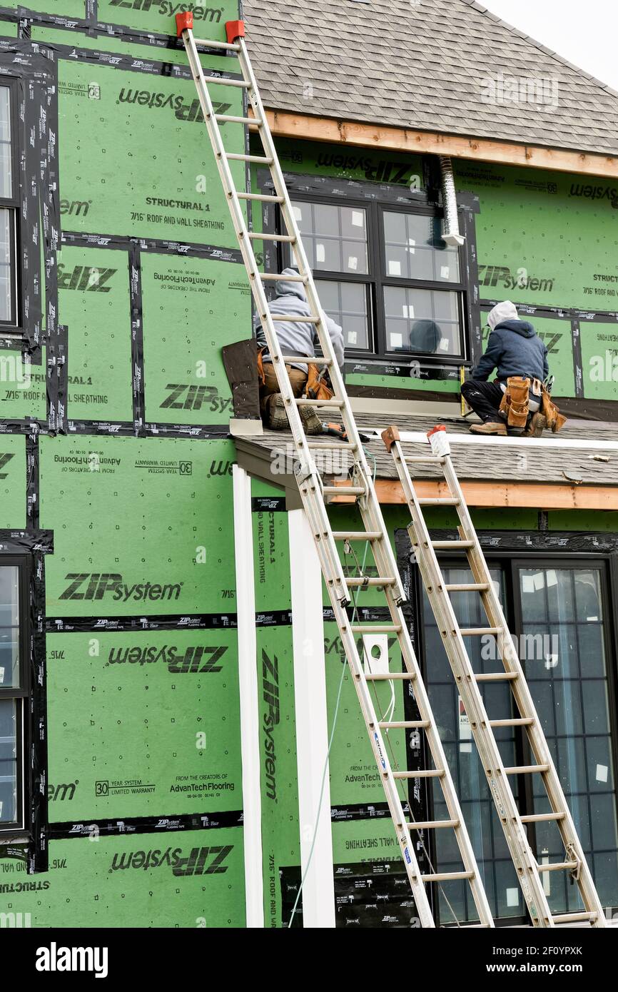 Flourtown, PA - 9. Dezember 2020: Bau eines Hauses mit ZIP-System-Wandummantelung, die Struktur-, Wasser- und Luftmanagement-Schichten integriert hat. Stockfoto