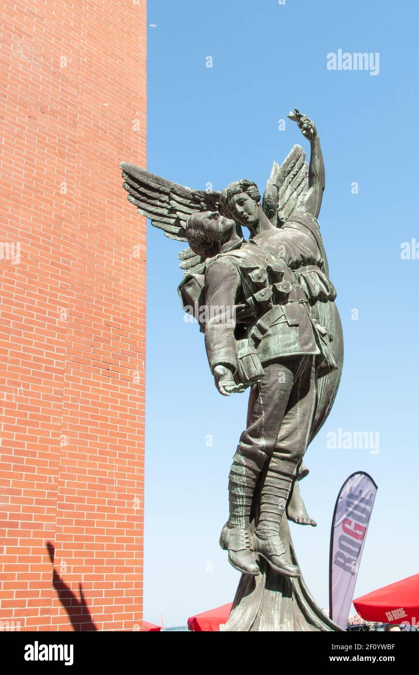 Vancouver BC, Kanada - 19. Juli 2010: Engel des Sieges von Bildhauer Coeur de Lion MacCarthy vor der Waterfront Station zeigt einen jungen gefallenen Soldaten b Stockfoto
