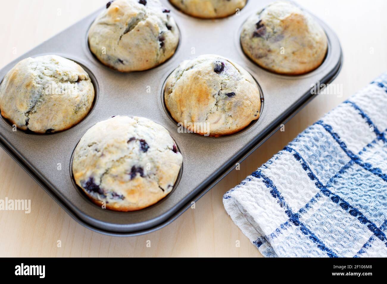 Hausgemachte, frisch gebackene Muffins mit Beeren in der Backform Stockfoto