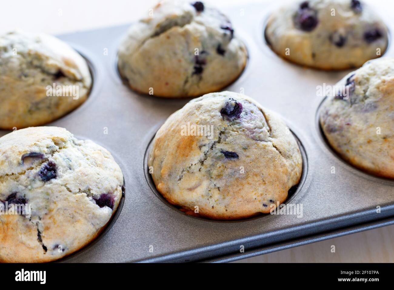 Hausgemachte, frisch gebackene Muffins mit Beeren in der Backform Stockfoto