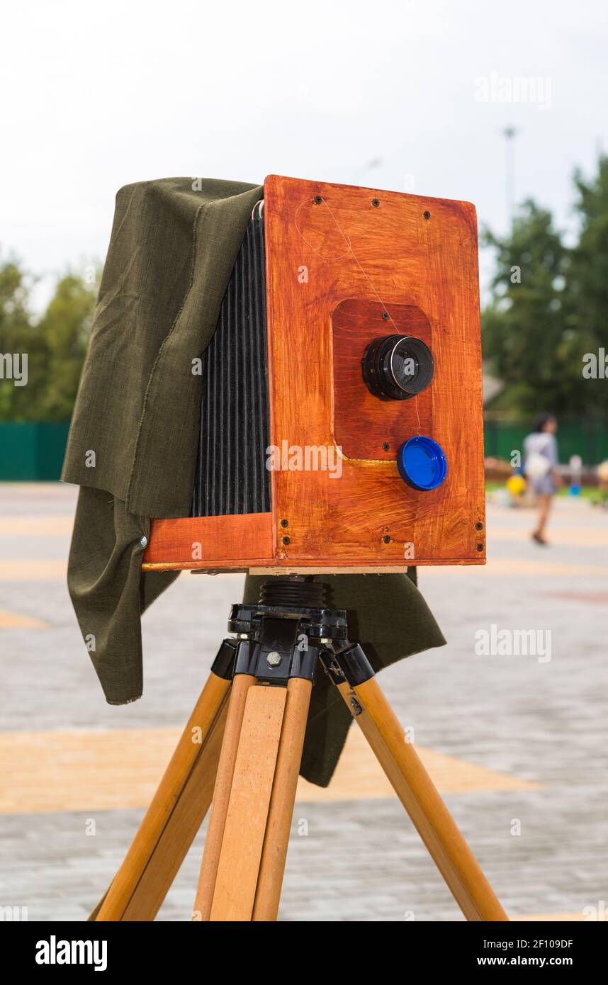 Die alte Kamera auf Straße Stockfoto