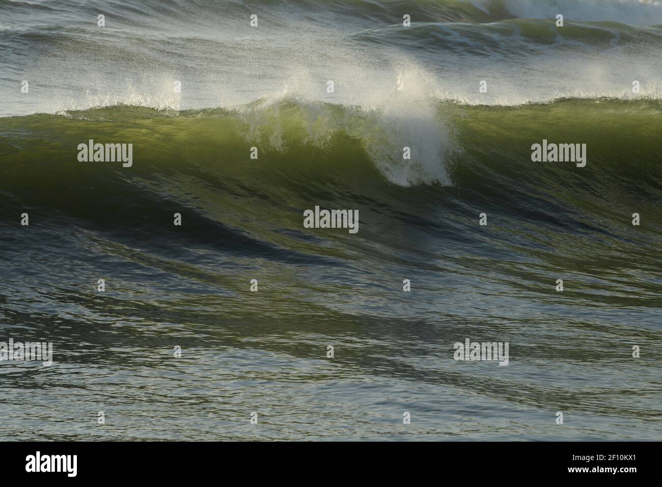 Welle, schöne Wellen, Hintergründe, Konzept, Kraft der Natur, Curl, Gewässer, Küste, Meer, Meereslandschaft, Durban, Südafrika, brechen, krachen Stockfoto