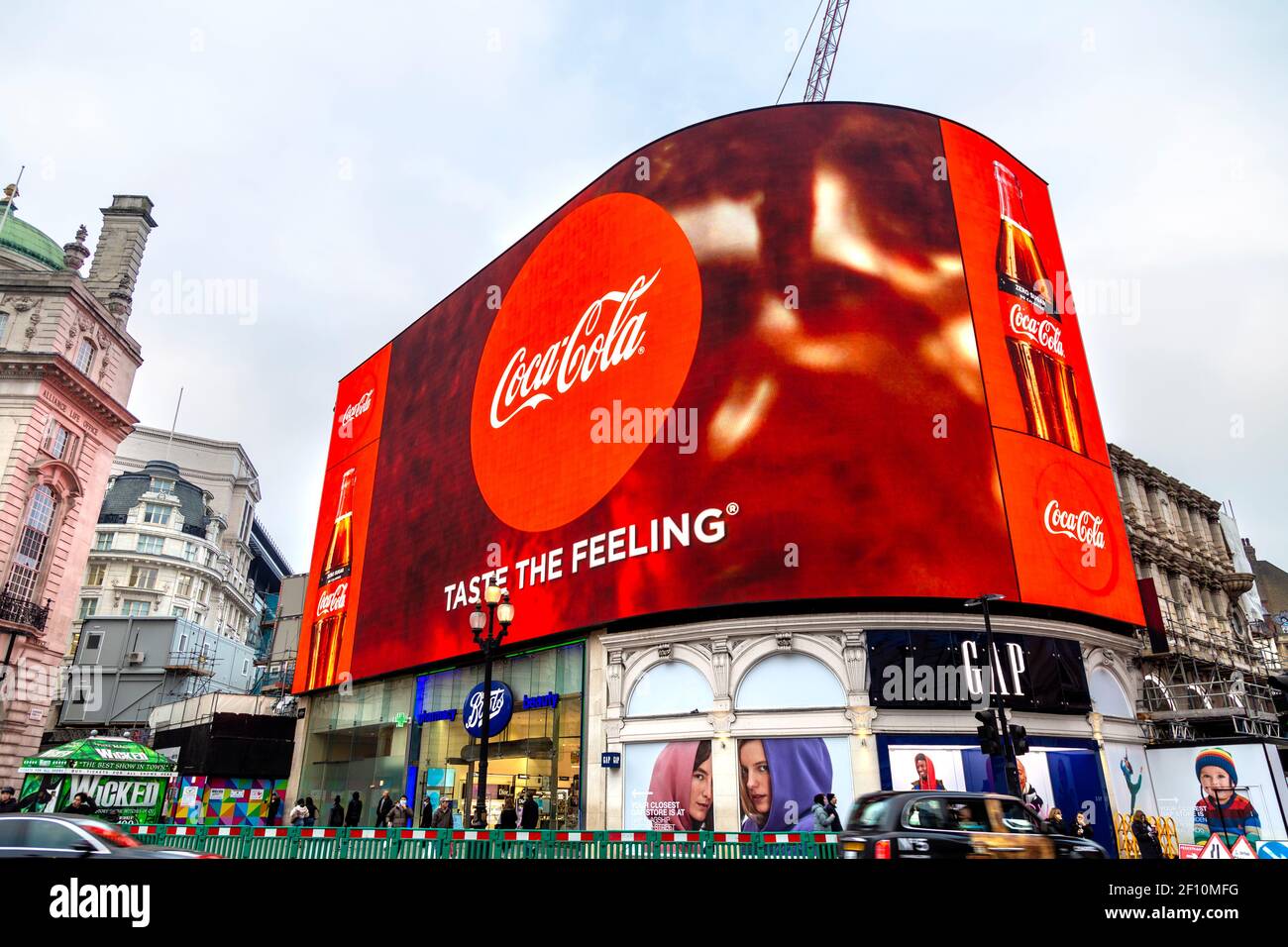 Ikonische Werbefläche (Piccadilly Lights) in Piccadilly Circus mit einer Coca-Cola-Werbung, London, Großbritannien Stockfoto
