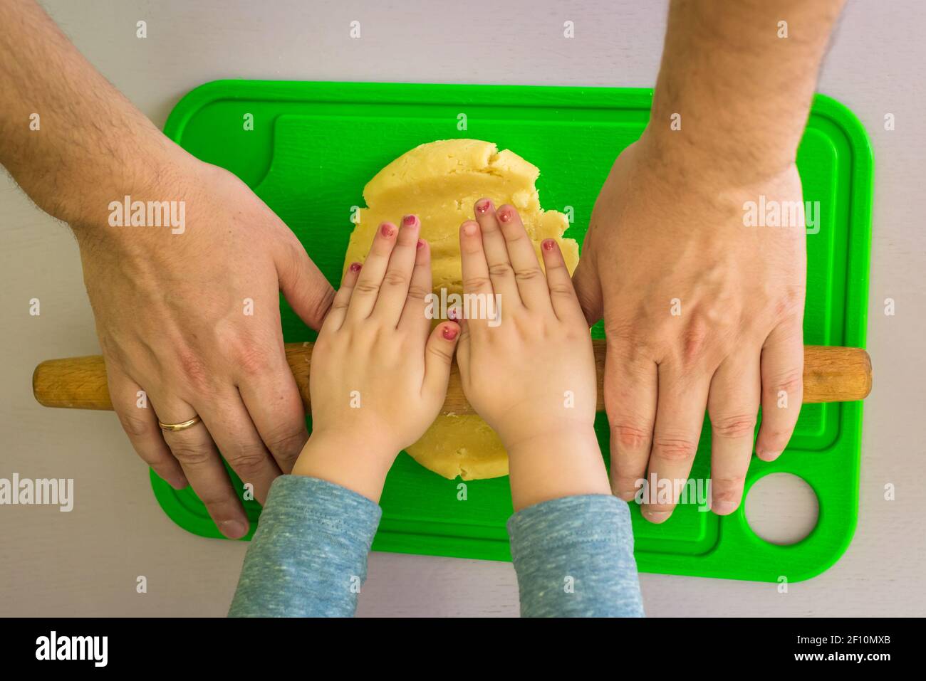 Kinder und Papa Hände gerollt Mürbeteig Teig Stockfoto