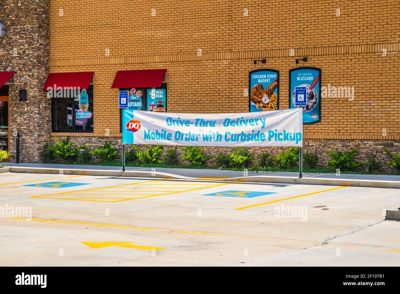 Snellville, GA / USA - 07 20 20: Banner mit Botschaft an der Seite eines Dairy Queen Restaurants Stockfoto