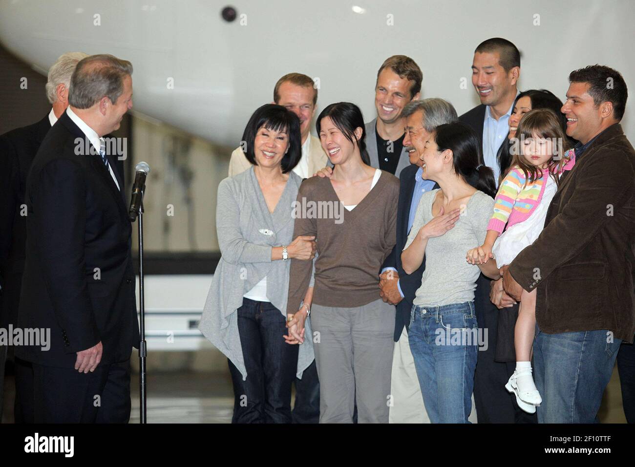 05. August 2009- Burbank, Kalifornien- der ehemalige Vizepräsident Al Gore spricht mit den Journalisten Laura Ling und Euna Lee und ihren Familien am Flughafen Bob Hope in Burbank. Die Journalisten Ling und Lee kehrten in die USA zurück, nachdem sie fast fünf Monate lang in Nordkorea festgehalten wurden, begleitet von Bill Clinton, der ihre Freilassung in einem seltenen, stundenlangen Treffen mit dem zurückgezogenen Diktator Kim Jong Il sicherte. Foto: Krista Kennel/Sipa Press./freedjournalists,040/0908051831 Stockfoto