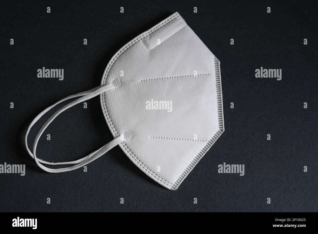 Isolierte schützende FFP2 Gesichtsmaske, Covid19 Pandemie-Virus-Infektion Schutz-Tools Stockfoto