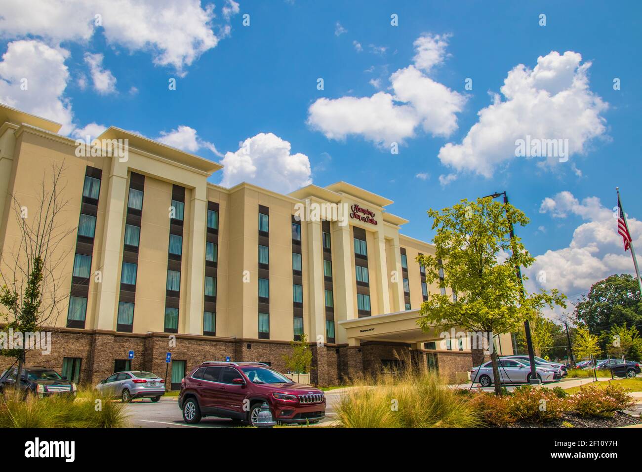 Snellville, GA / USA - 07 14 20: Hampton Inn & Suites Vorderhaus Blick durch die Landschaft Stockfoto