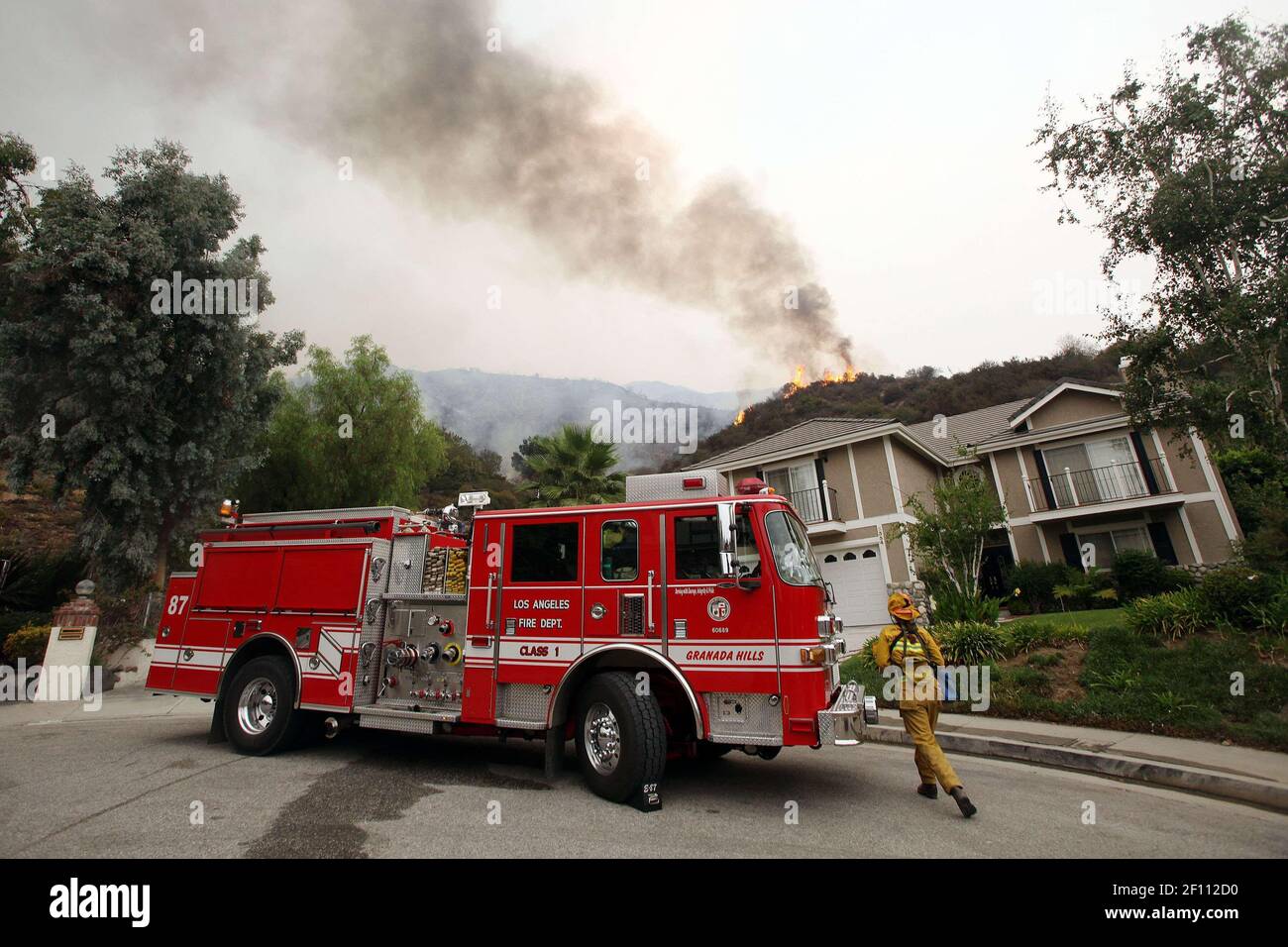 01. September 2009- La Crescenta, Kalifornien- in den Hügeln hinter La Crescenta wütet das Feuer, als Feuerwehrleute Gegenfeuer ansetzen, um die Ausbreitung des Stationsfeuers zu bekämpfen. Das Stationsfeuer brannte weiterhin außer Kontrolle in Los Angeles, da es auf 121.762 Acres wuchs, mit nur 5 Prozent Eindämmung. Das Feuer hat fast 20% des Angeles National Forest verbraucht. Foto: Krista Kennel/Sipa Press./battlestation,021/0909020008 Stockfoto