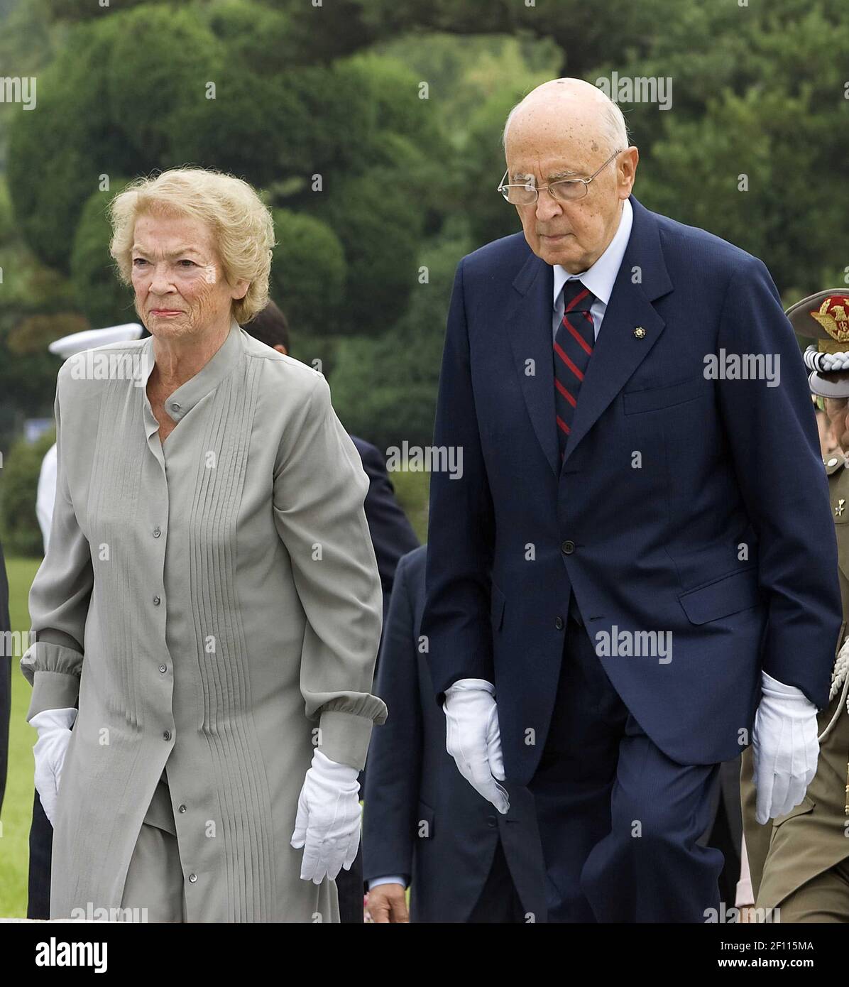 14. September 2009 - Seoul, Südkorea : der italienische Präsident Giorgio Napolitano (rechts) und seine Frau Clio Napolitano brennen Weihrauch, als er den nationalen Friedhof in Seoul besucht 14. September 2009. Giorgio Napolitano viertägiger offizieller Besuch in Südkorea. Foto: Lee Young-ho/Sipa Press/0909150000 Stockfoto