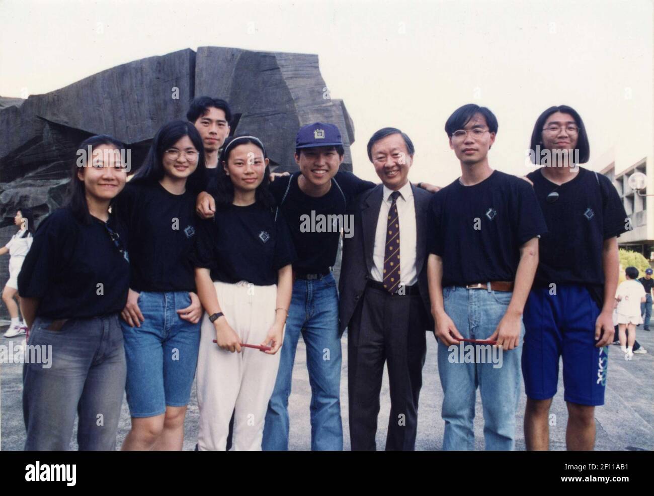 06. Oktober 2009 - Charles K. Kao, hier auf diesem Handout-Foto zu sehen, wurde mit der Hälfte des Physik-Nobelpreises 2009 "für bahnbrechende Leistungen bei der Lichtübertragung in Fasern für die optische Kommunikation" ausgezeichnet. Foto: Chinese University of Hong Kong/Sipa Press/0910062004 Stockfoto