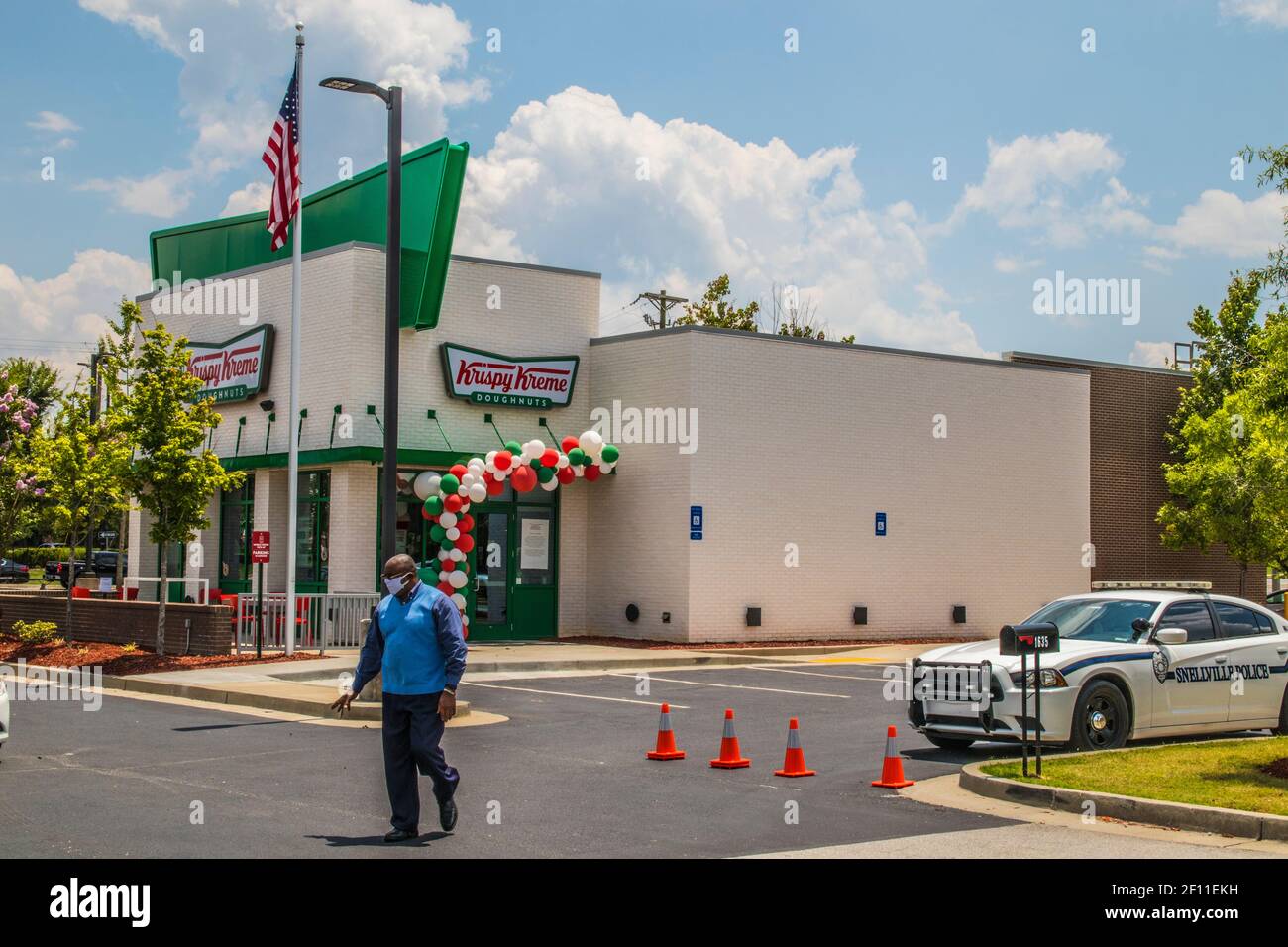 Snellville, GA / USA - 07 14 20: Eröffnung in Krispy Kreme in Snellville am Scenic Hwy mit einem Mann, der eine Gesichtsmaske trägt Stockfoto