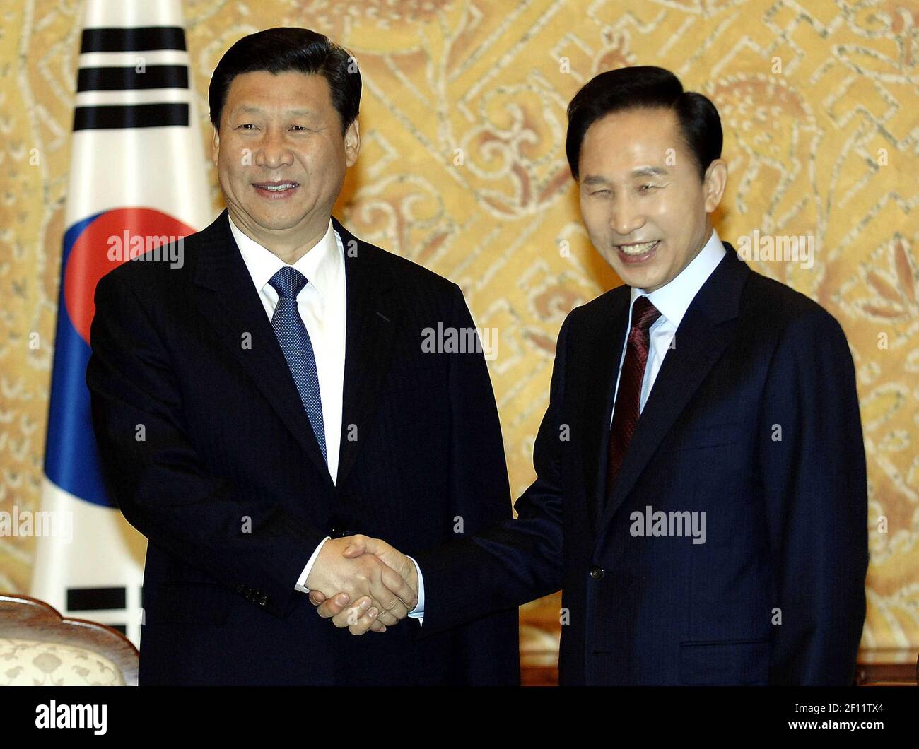 17. DEZEMBER 2009 - Seoul, Südkorea : der chinesische Vizepräsident Xi Jinping (L) schüttelt die Hand mit dem südkoreanischen Präsidenten Lee Myung-bak vor ihrem Treffen im Präsidentenamt in Seoul am 17. Dezember 2009. XI ist drei Tage lang in Korea, um über Schlüsselfragen in Ostasien zu diskutieren und die bilateralen Beziehungen zu stärken. Foto-Kredit: Song Kyung-seok POOL/Sipa Press/0912171402 Stockfoto