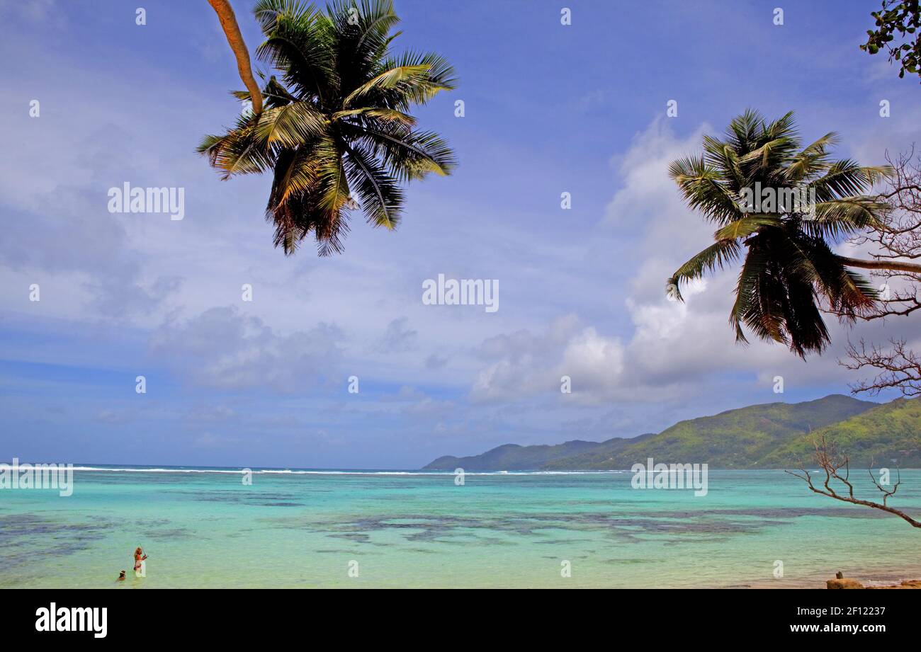 Seychellen (offiziell die Republik Seychellen (Französisch: RÃ©publique des Seychelles; Kreol: Repiblik Sesel), ist ein 115-Insel-Land, das sich über einen Archipel im Indischen Ozean erstreckt, etwa 1.500 Kilometer (932 Meilen) östlich des afrikanischen Festlandes, nordöstlich der Insel Madagaskar. Andere nahe gelegene Inselstaaten und Territorien sind Sansibar im Westen, Mauritius, Rodrigues, AgalÃ©ga und RÃ©Union im Süden, und Komoren und Mayotte im Südwesten. Die Seychellen, mit einer geschätzten Bevölkerung von 86.525, haben die kleinste Bevölkerung eines afrikanischen Staates. Es hat den höchsten Index der menschlichen Entwicklung in Stockfoto