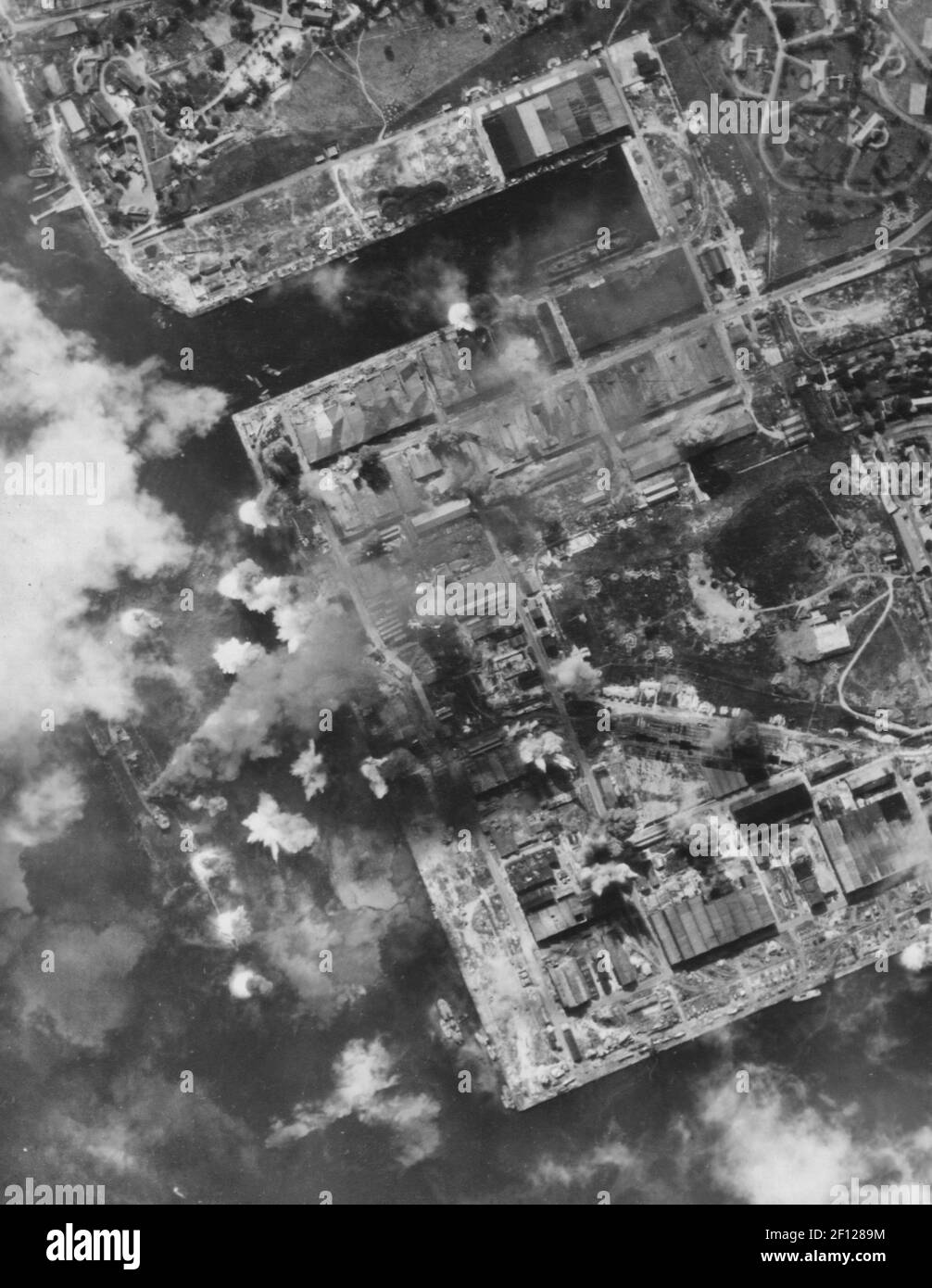 Bomben von einer B-29 Superfortresses Gipsen das Singapur Naval-Schiff, treffen die schwimmende Drydock und Sinking IT. Malaiische Halbinsel, 1945 Stockfoto