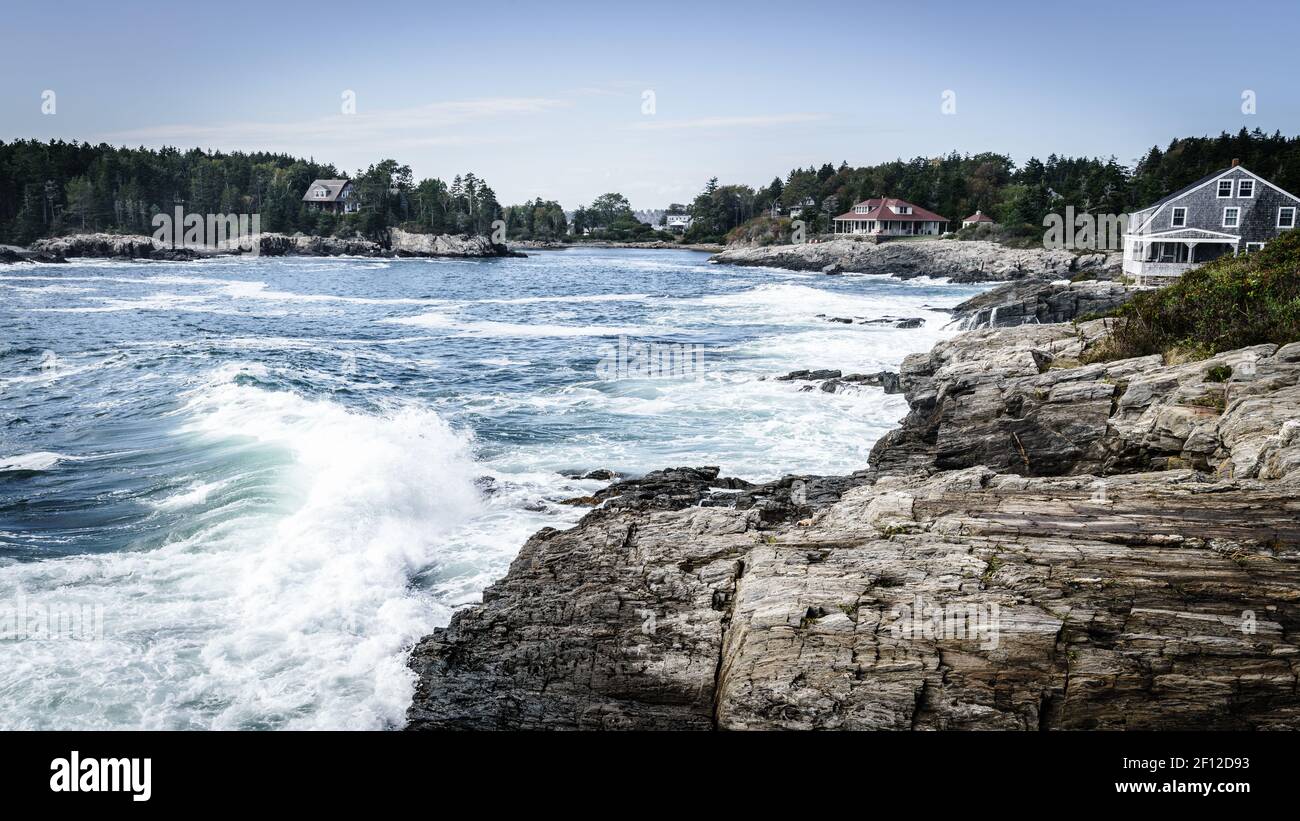 Schöne Aussicht auf die felsige Küste von Bailey Island, Maine Stockfoto