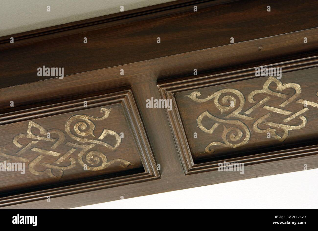 Kunstbalken laufen über die Decke eines zweiten Schlafzimmers, um die  Klimaanlagenschläuche zu verstecken, die die Klimaanlage durch das  Esszimmer im Familienhaus von Laura Westgate in Chicago, Illinois, am 9.  Oktober 2008, einspeisen. (