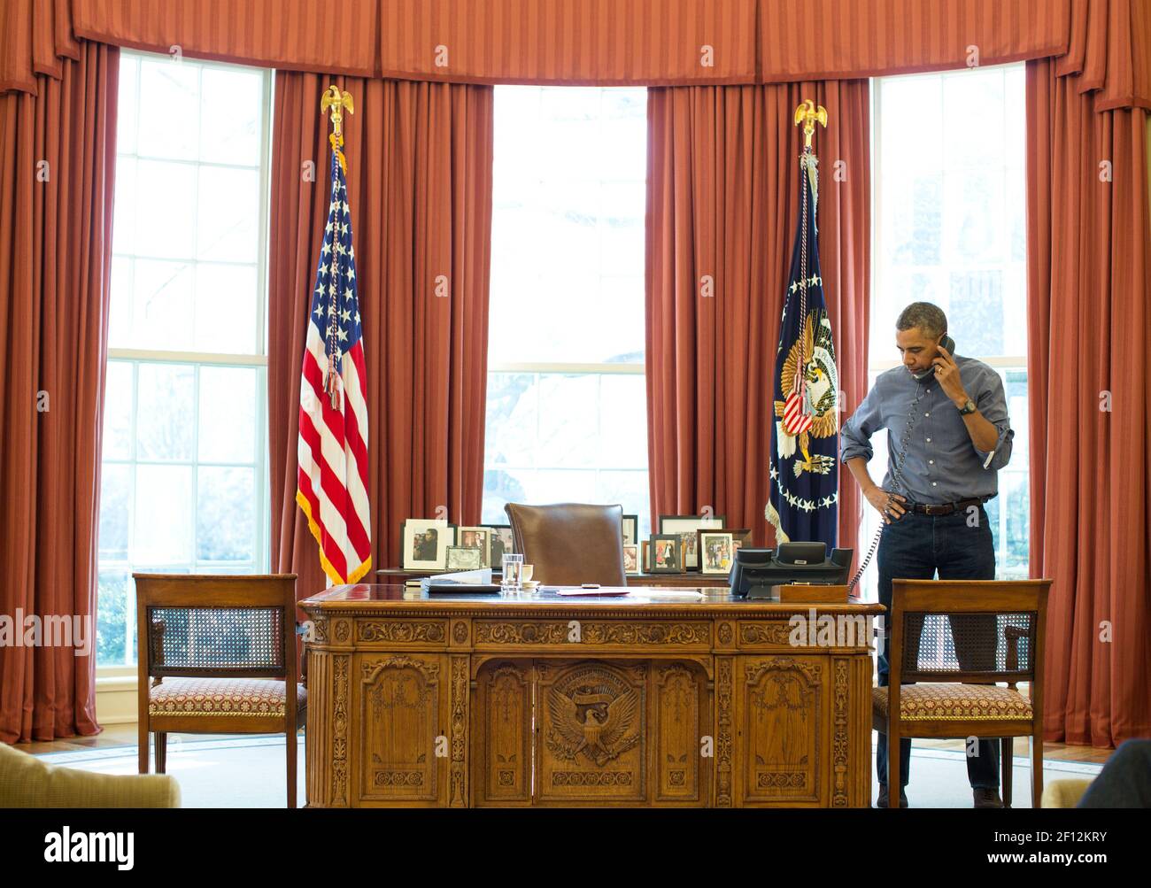 Präsident Barack Obama telefoniert im Oval Office mit dem russischen Präsidenten Wladimir Putin über die Lage in der Ukraine März 1 2014. Stockfoto