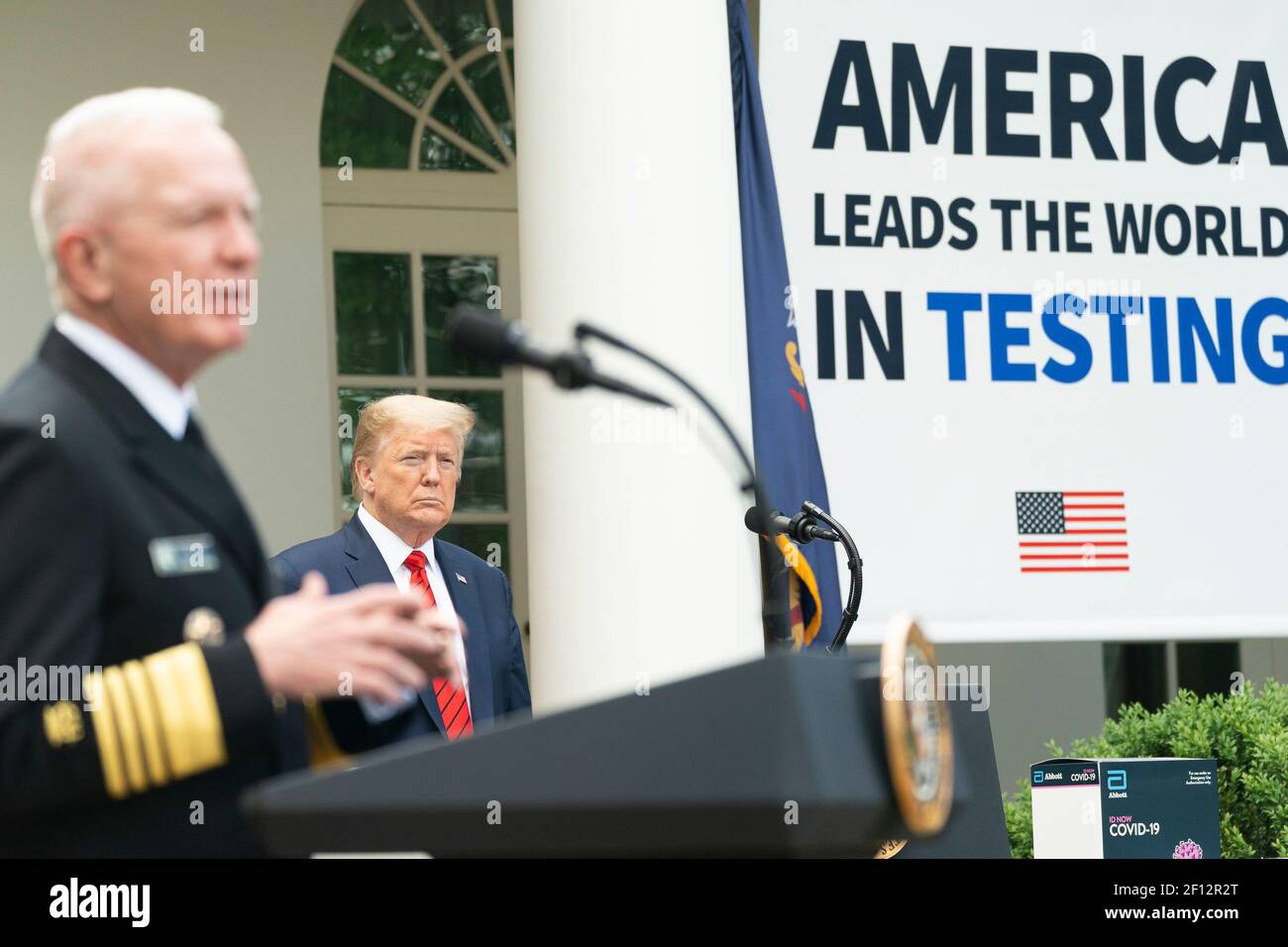 Präsident Donald Trump hört zu, wie der stellvertretende Gesundheitsminister Admiral Brett Giroir vom US-Gesundheitsdienst am 11 2020. Mai im Rosengarten des Weißen Hauses Bemerkungen zu einem Coronavirus (COVID-19)-Update-Briefing über die Testkapazität abgibt. Stockfoto