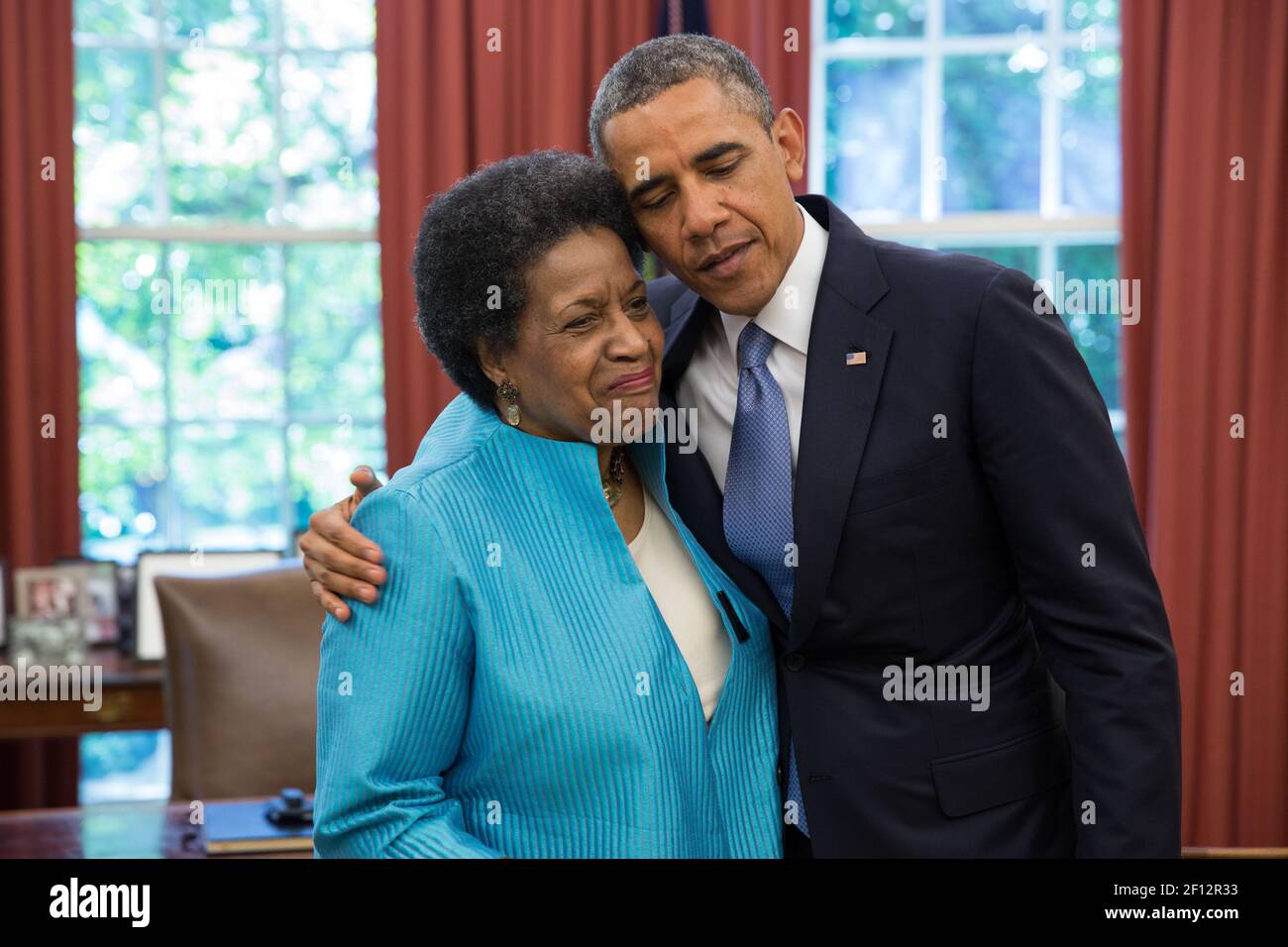 Präsident Barack Obama umarmt Myrlie Evers-Williams während ihres Besuchs im Oval Office im Juni 4 2013. Der Präsident traf sich mit der Familie Evers zum Gedenken an den bevorstehenden 50th. Todestag von Medgar Evers. Stockfoto