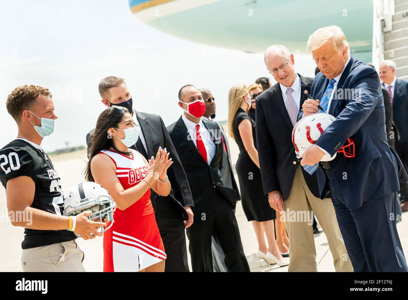 Präsident Donald Trump unterzeichnet einen Fußballhelm für Odessa High School Cheerleader Brissa Hinojosa von Permian High School Football Player Harper Terry nach Ausstieg Air Force One in Midland International Air and Space Port in Midland Texas Mittwoch, 29 2020. Juli, wo er von Texas Gov begrüßt wurde. Greg Abbott ehemaliger Minister für Energie Rick Perry Texas Ltd.Gov. Dan Patrick Texas Republikanischer Vorsitzender Allen West US-Vertreter Kandidaten und Mitglieder der Gemeinschaft. Stockfoto