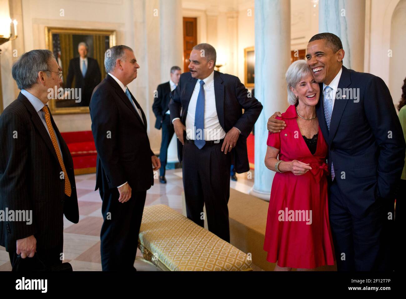 Präsident Barack Obama lacht mit Kathleen Sebelius, der Sekretärin der Gesundheits- und Menschenrechtsdienste, nach dem offiziellen Foto der Kabinettsgruppe im Großen Foyer des Weißen Hauses vom 26 2012. Juli. Im Bild von links sind: Energieminister Steven Chu; Verkehrsminister Ray LaHood; Bildungsminister Arne Duncan; und Generalstaatsanwalt Eric Holder. Stockfoto