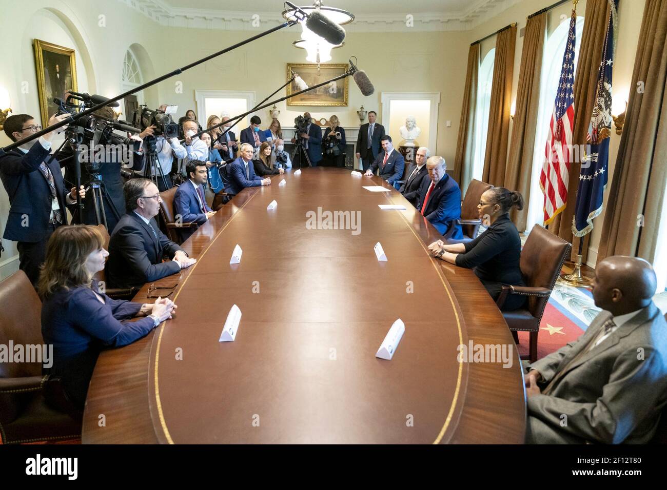 Präsident Donald Trump und Vizepräsident Mike Pence treffen sich am Dienstag, den 14 2020. April, mit Patienten, die sich vom COVID-19 Coronavirus im Kabinettsaal des Weißen Hauses erholt haben. Stockfoto