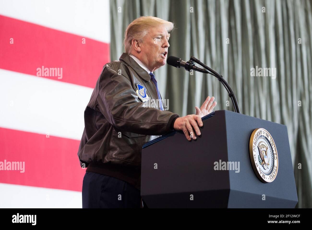 Präsident Donald Trump hält Bemerkungen auf der Yokota Air Base.Präsident Trump Pauschalreisen nach Asia Stockfoto