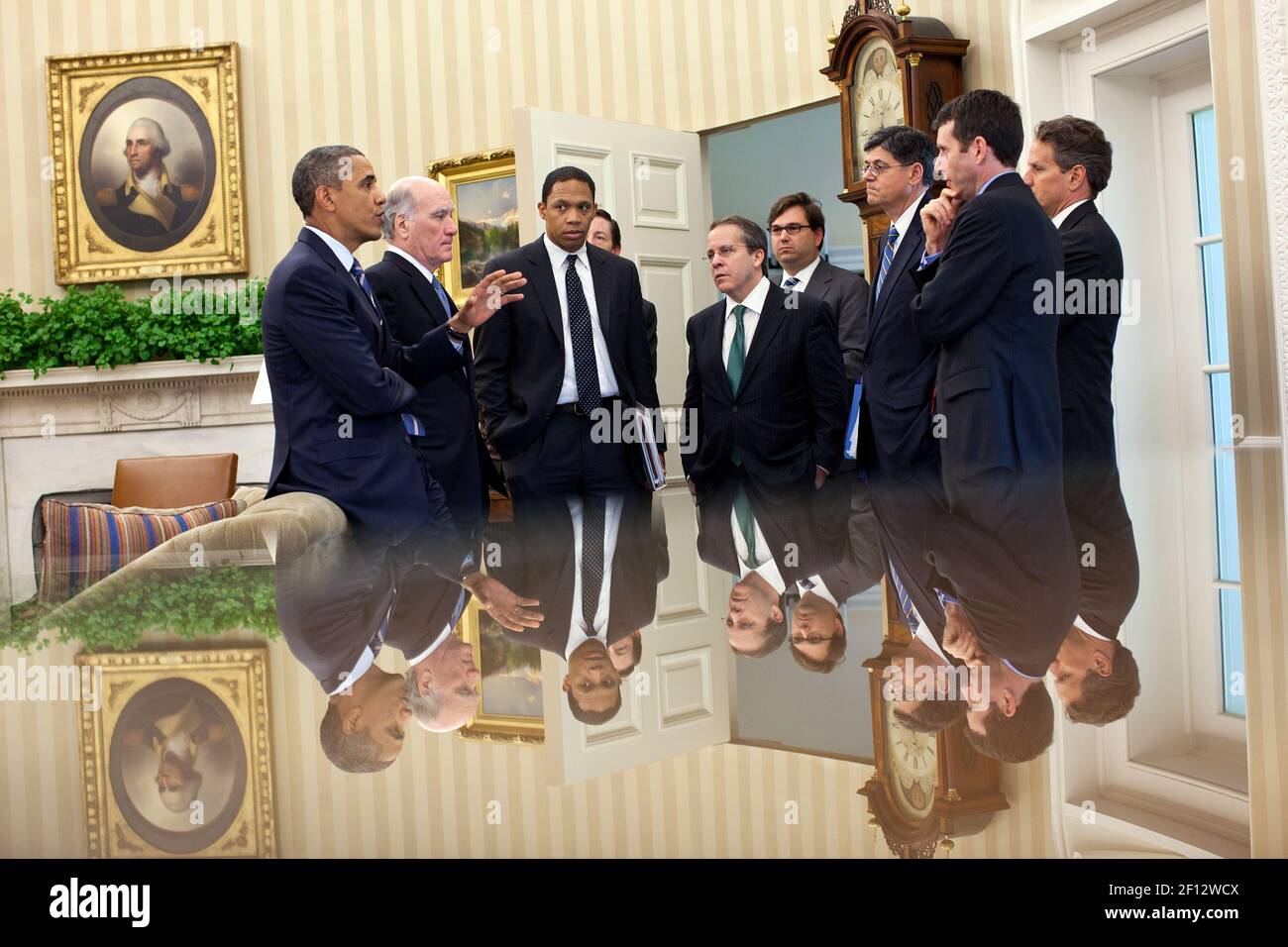 Präsident Barack Obama spricht im Anschluss an ein Treffen mit der Kongressleitung im Juli 7 2011 mit seinen Mitarbeitern im Oval Office. Im Bild mit dem Präsidenten von links sind: Stabschef Bill Daley; Rob Nabors Assistent des Präsidenten für legislative Angelegenheiten; Bruce Reed Stabschef des Vizepräsidenten; National Economic Council Direktor Gene Sperling; Jason Furman Principal Deputy Director des National Economic Council; Jack Lew, Direktor des Büro für Management und Budget, David Plouffe Senior Advisor und Finanzminister Timothy Geithner. Stockfoto