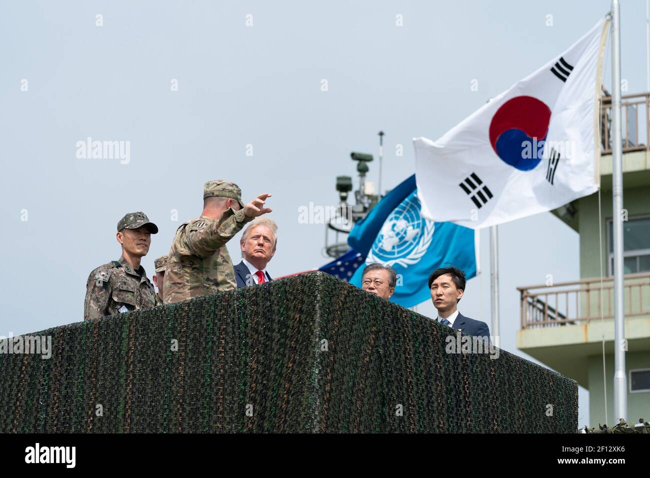 Präsident Donald Trump und die Republik Südkorea Präsident Moon Jae-in Touren die koreanische Demilitarisierte Zone Sonntag 30 2019. Juni zwischen Nord-und Südkorea. Stockfoto