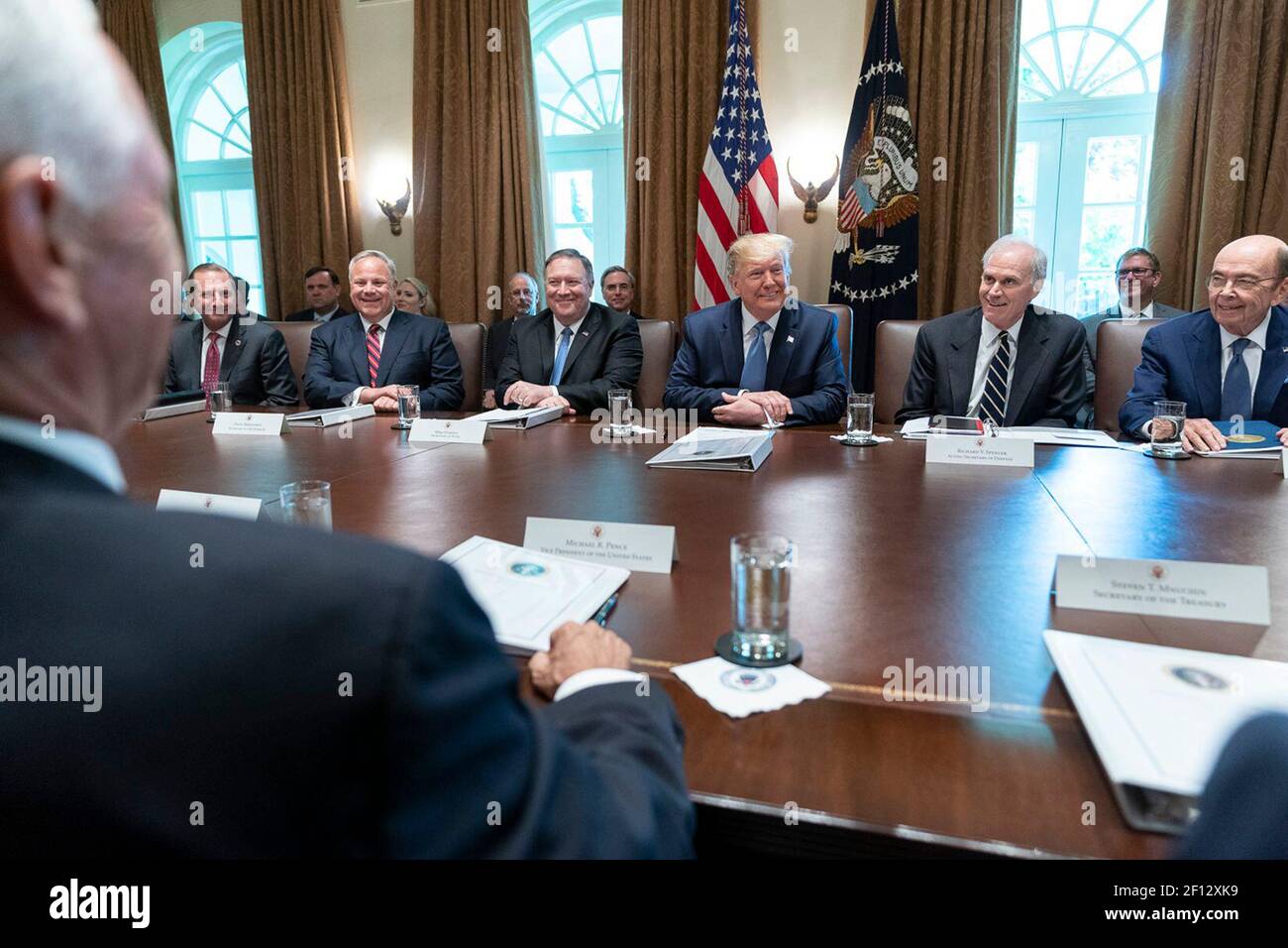 Präsident Donald Trump und Vizepräsident Mike Pence nehmen an einer Kabinettssitzung am Dienstag, den 16 2019. Juli im Kabinettsaal des Weißen Hauses Teil. Stockfoto