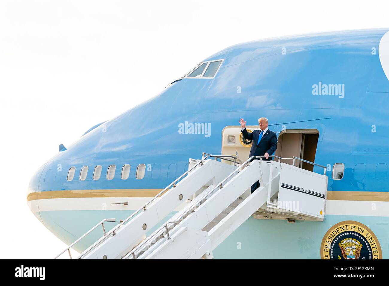Präsident Donald Trump winkt, als er die Air Force One bei seiner Ankunft am Samstag, dem 29 2019. Juni, auf dem Osan Air Base in Seoul, Republik Korea, aussteigt. Stockfoto