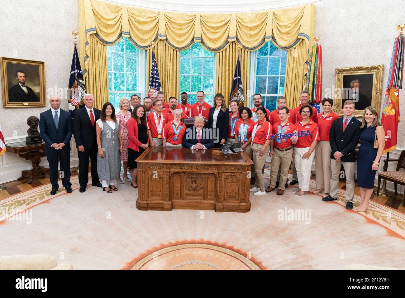 Präsident Donald Trump und First Lady Melania Trump zusammen mit Vizepräsident Mike Pence und Second Lady Karen Pence Pose für ein Foto mit Mitgliedern des Team USA für die Special Olympics World Games 2019 Donnerstag 18 2019. Juli im Oval Office des Weißen Hauses. Stockfoto