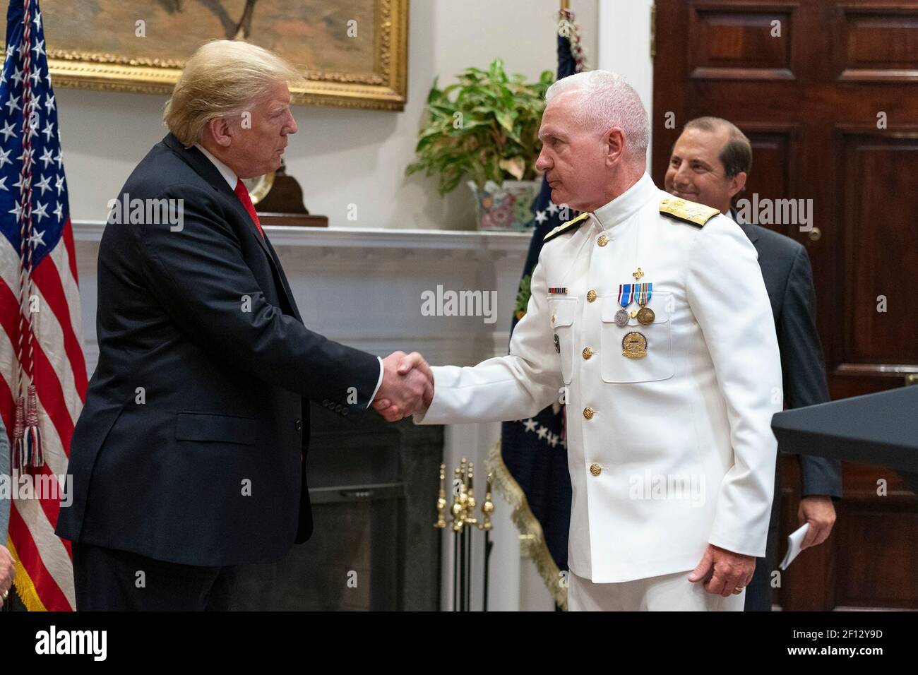 Präsident Donald Trump und der Gesundheitsminister Alex Azar danken Admiral Brett Giroir Assistant Secretary for Health at HHS für seine Ausführungen nach der Ankündigung von $1,8 Milliarden an Finanzmitteln für staatliche Opioid Response Grants am Mittwoch, den 4 2019. September im Roosevelt Room of the White Haus. Stockfoto