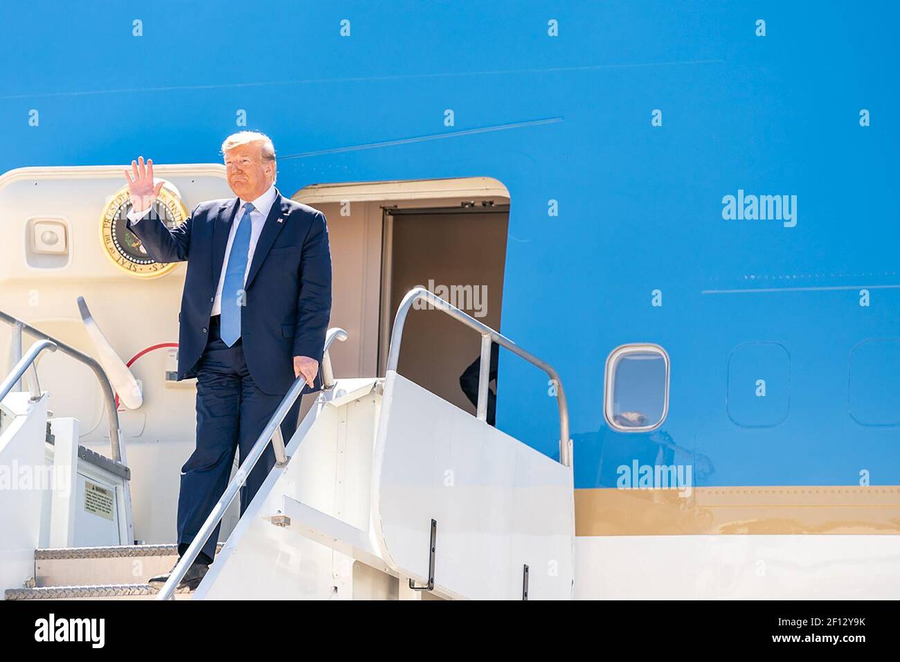 Präsident Donald Trump winkt, als er die Air Force One bei der Marine Corps Air Station Miramar am Mittwoch, 18 2019. September, in San Diego Kalifornien aussteigt. Stockfoto